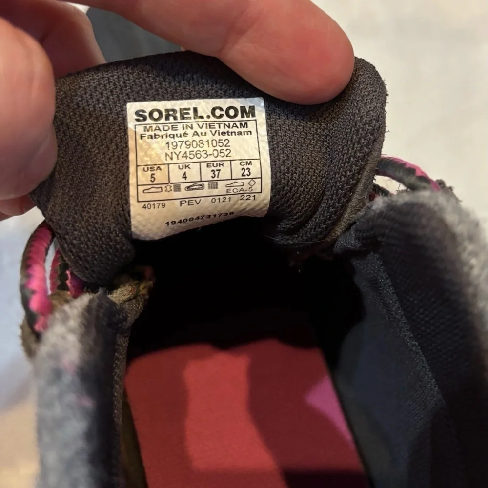 SOREL Boots Youth Out 'N About Classic Waterproof Gray Black Pink Size Y5